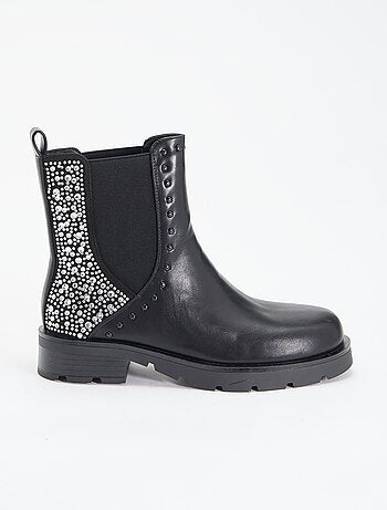 Botines con detalle de tachuelas y pedrería