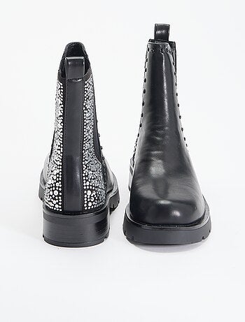 Botines con detalle de tachuelas y pedrería