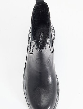 Botines con detalle de tachuelas y pedrería
