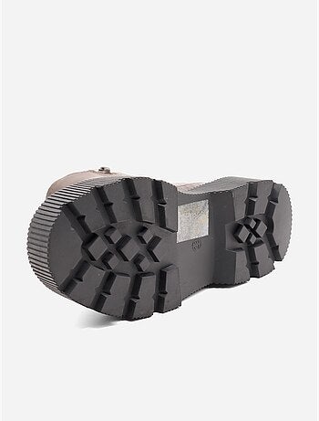 Botines con efecto cocodrilo