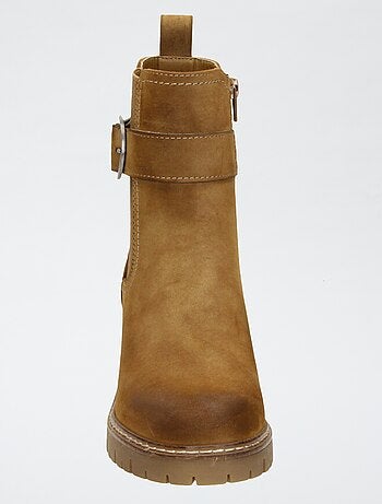 Botines con suela dentada