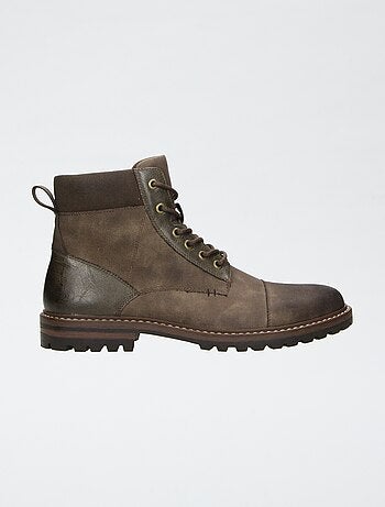 Botines con suela dentada