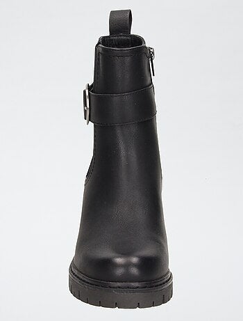 Botines con suela dentada