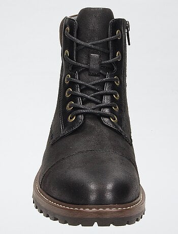 Botines con suela dentada