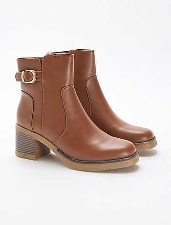 Botines con tiras de hebillas doradas
