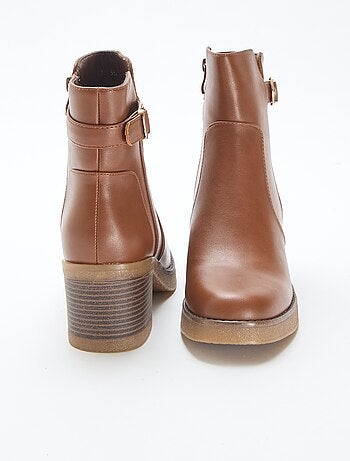 Botines con tiras de hebillas doradas