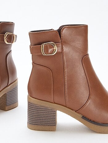 Botines con tiras de hebillas doradas
