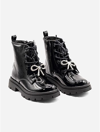 Botines con un lazo decorativo