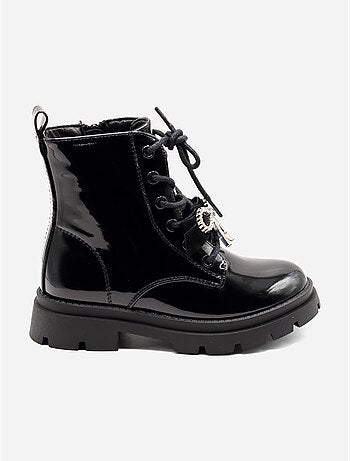 Botines con un lazo decorativo