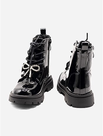 Botines con un lazo decorativo