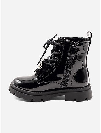 Botines con un lazo decorativo