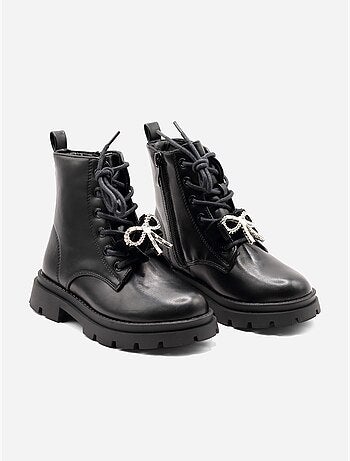 Botines con un lazo decorativo