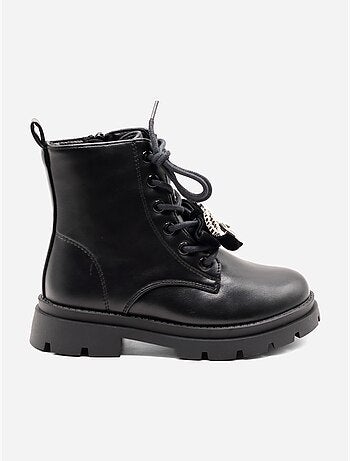 Botines con un lazo decorativo