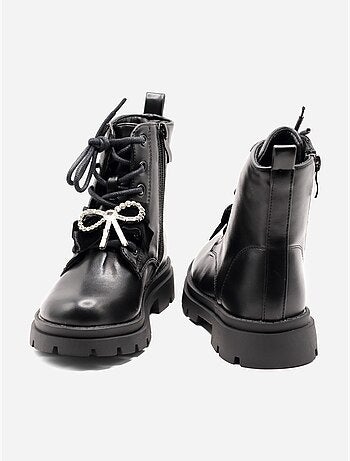 Botines con un lazo decorativo