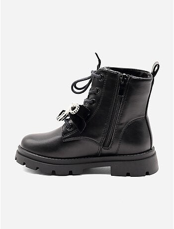 Botines con un lazo decorativo