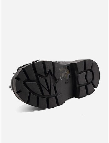 Botines con un lazo decorativo