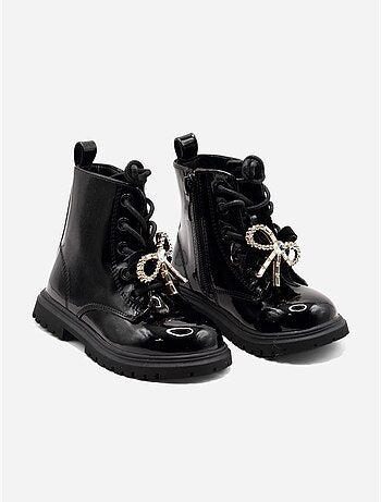 Botines con un lazo decorativo