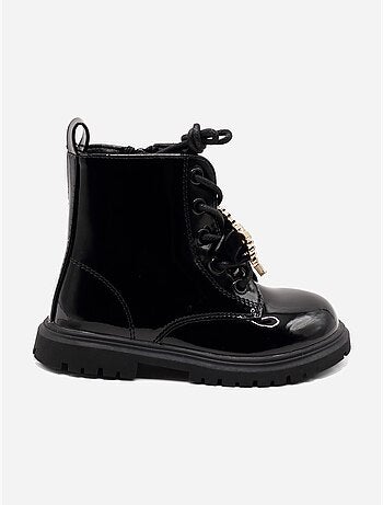 Botines con un lazo decorativo
