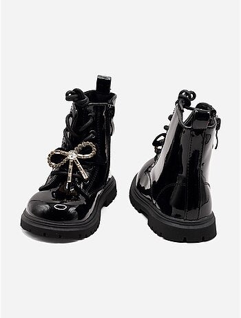 Botines con un lazo decorativo