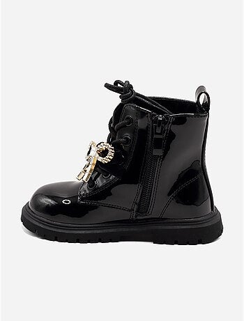 Botines con un lazo decorativo