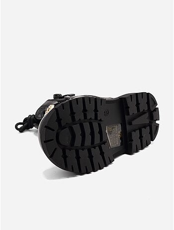 Botines con un lazo decorativo