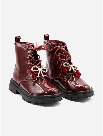 Botines con un lazo decorativo