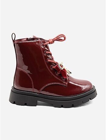 Botines con un lazo decorativo