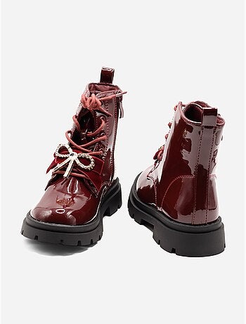 Botines con un lazo decorativo