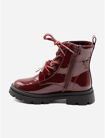 Botines con un lazo decorativo