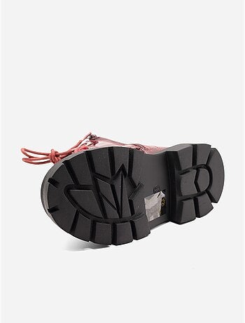 Botines con un lazo decorativo