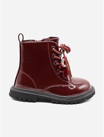 Botines con un lazo decorativo
