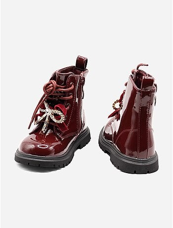 Botines con un lazo decorativo