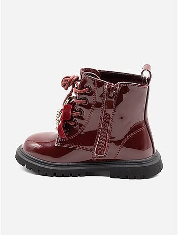 Botines con un lazo decorativo