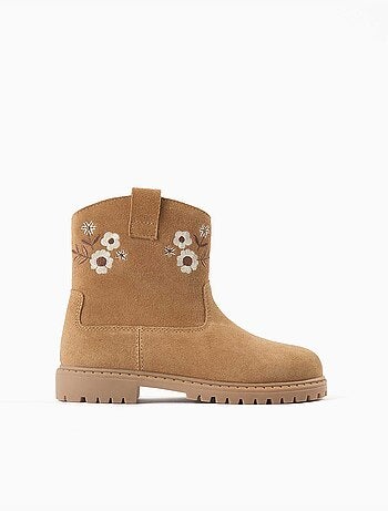 Botines de ante con flores bordadas