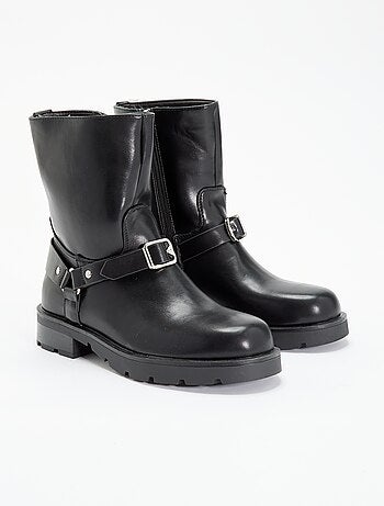 Botines de efecto charol con tiras decorativas