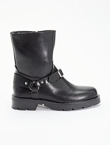 Botines de efecto charol con tiras decorativas
