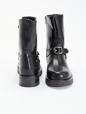Botines de efecto charol con tiras decorativas