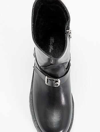 Botines de efecto charol con tiras decorativas