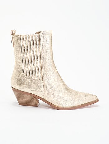 Botines de efecto charol y texturizados con tacón