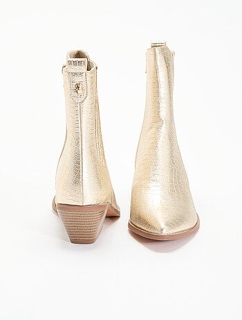 Botines de efecto charol y texturizados con tacón