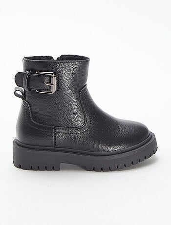 Botines de material sintético texturizado con hebilla metálica