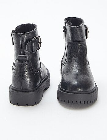 Botines de material sintético texturizado con hebilla metálica
