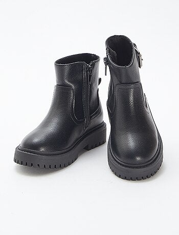 Botines de material sintético texturizado con hebilla metálica