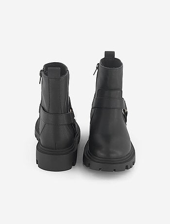 Botines de polipiel con correas decorativas