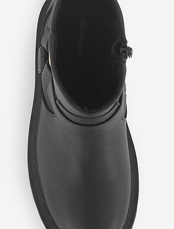 Botines de polipiel con correas decorativas