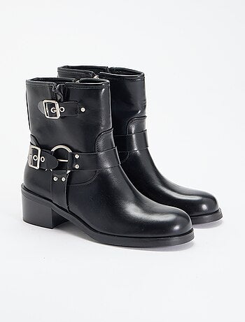 Botines de símil piel con hebillas decorativas