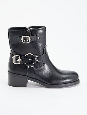 Botines de símil piel con hebillas decorativas