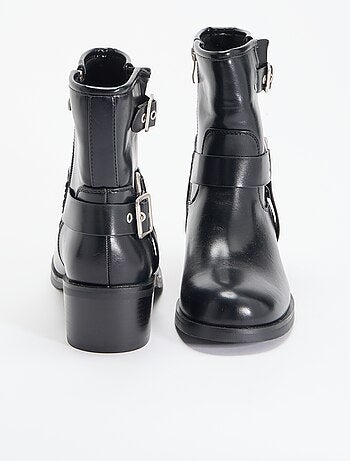 Botines de símil piel con hebillas decorativas