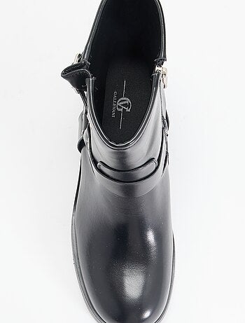 Botines de símil piel con hebillas decorativas