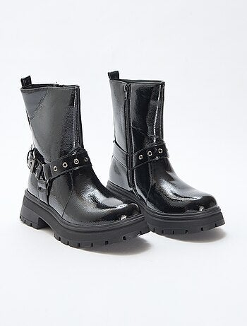 Botines estilo motero en charol liso